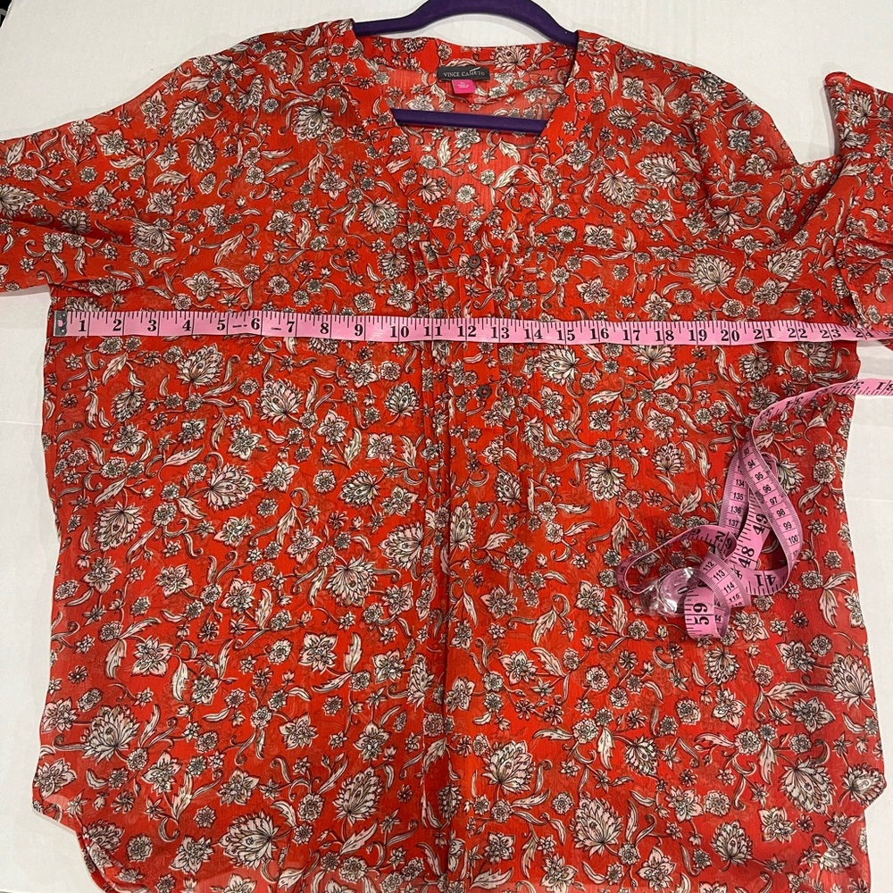 VINCE CAMUTO FLORAL FLUTTER SLEEVE TOP - Picture 3 of 16